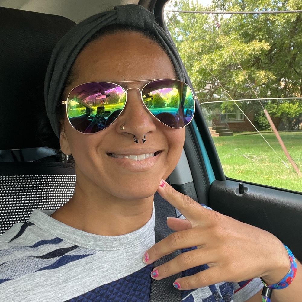 Hola 👋 I’m Carmita, thank you for visiting my closet.